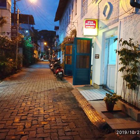Spice Holidays Hotel Kochi Exterior photo
